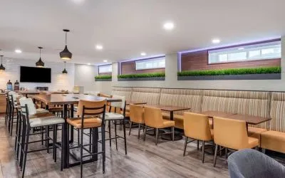 Dining area perfect for coworking at Comfort Inn JFK Airport.