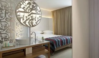 Day use room with private bathroom at Mendeli Street Hotel.