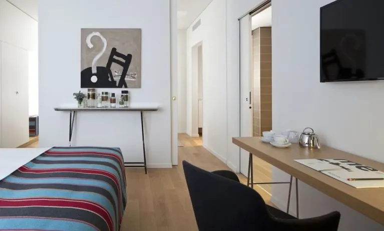 Day room with TV at Mendeli Street Hotel.