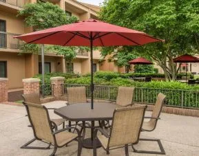 Outdoor terrace and seating at Courtyard Dulles Airport Chantilly.