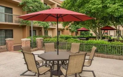 Outdoor terrace and seating at Courtyard Dulles Airport Chantilly.