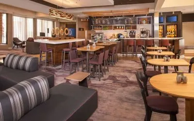 Lounge and dining area at Courtyard Dulles Airport Chantilly.