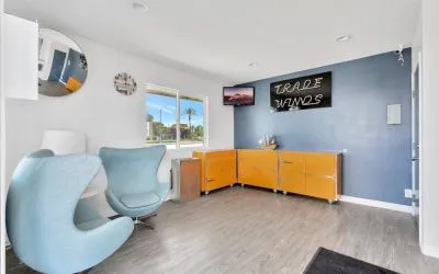 Coworking space and lounge at Tradewinds Motel.