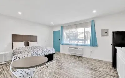 Day room with natural light at Tradewinds Motel.