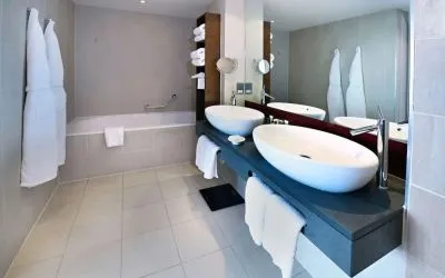 Guest bathroom with shower and bath at Hilton Manchester Deansgate.