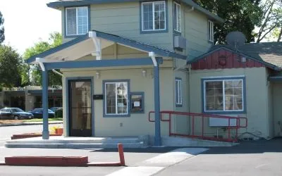 Hotel exterior and parking at North Bay Inn.