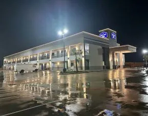 Hotel exterior and parking area at Palace Inn Blue Jones Rd. 