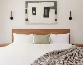 Romantic king day roomat Lum Hotel Inglewood.