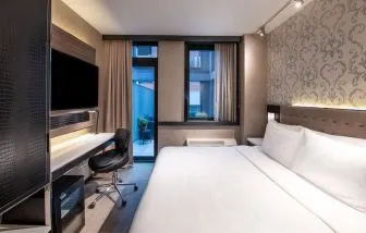 Cozy king room with balcony at Aliz Hotel Times Square.