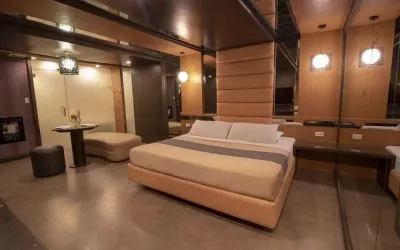 Cozy king room at Victoria Court San Fernando.