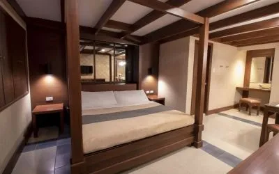 Spacious king room at Victoria Court San Fernando.