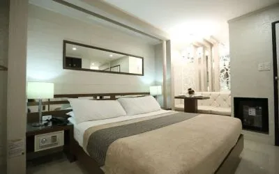 Simple king room at Victoria Court Hillcrest.