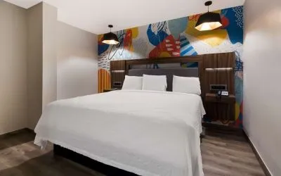 Romantic king room at Signature Inn Houston Galleria.