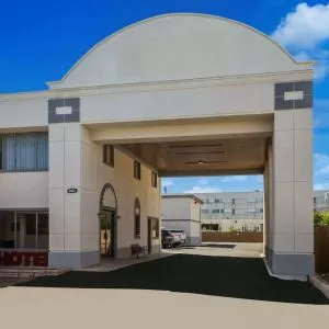 Hotel entrance at Signature Inn Houston Galleria.
