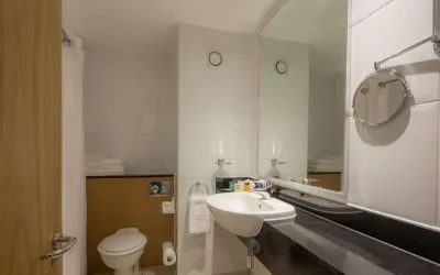Bathroom with shower at Hilton Leicester.