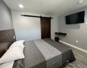 Romantic day room with TV at ERTH INN By AGA Bell Gardens.