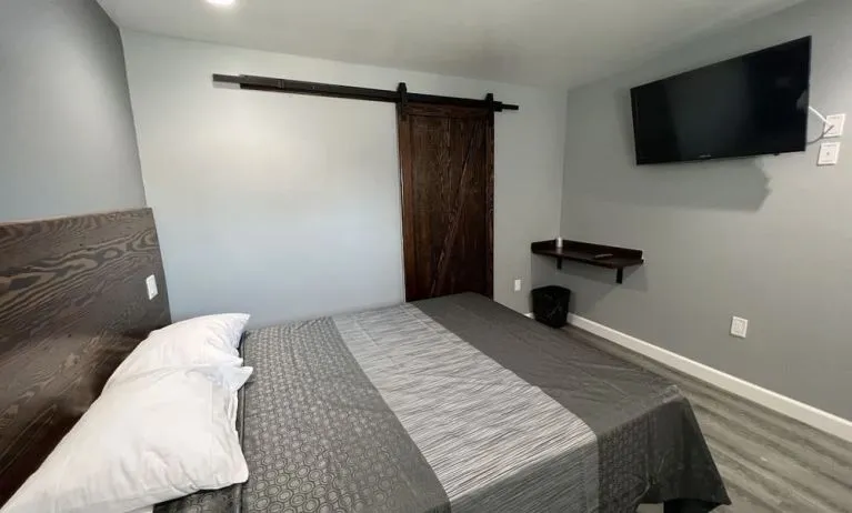 Romantic day room with TV at ERTH INN By AGA Bell Gardens.