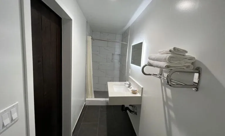 Day room with private bathroom at ERTH INN By AGA Bell Gardens.