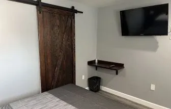 Cozy king room with TV at ERTH INN By AGA Bell Gardens.