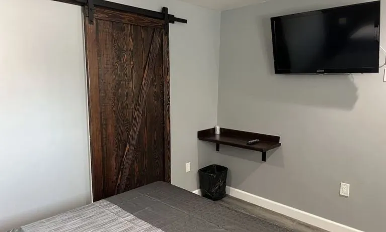 Cozy king room with TV at ERTH INN By AGA Bell Gardens.