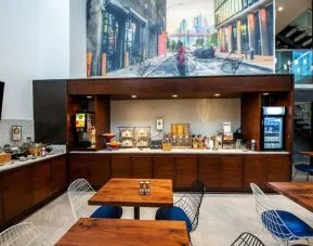 Dining area at Fairfield Inn & Suites New York Brooklyn.