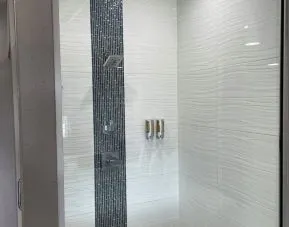 Private bathroom with shower at Express Inn - Richey.