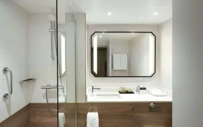 Guest bathroom with shower at Hilton Cobham.