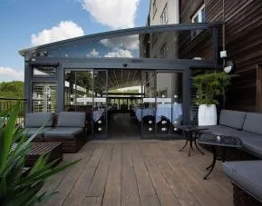 Alfresco dining perfect for coworking at DoubleTree By Hilton Bristol South - Cadbury House.