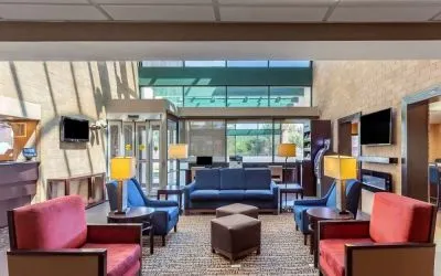 Lounge and lobby at Comfort Suites Oakbrook Terrace.
