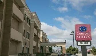 Hotel parking at Comfort Suites Oakbrook Terrace.