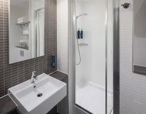 Guest bathroom with shower at DoubleTree By Hilton Leeds City Centre.