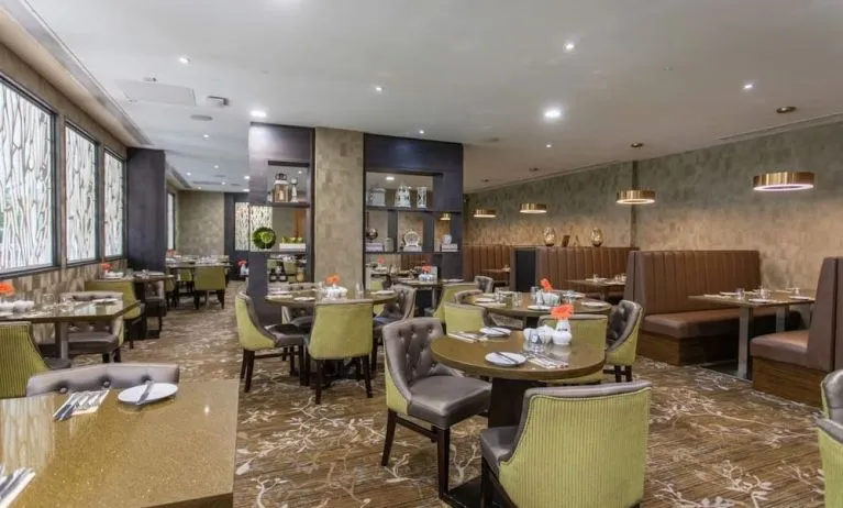 Dining area perfect for coworking at DoubleTree By Hilton Nottingham - Gateway.