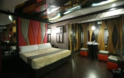 Cozy king room at Victoria Court Canley - Pasig.