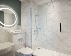 Guest bathroom with shower at Leonardo Royal Hotel Birmingham.