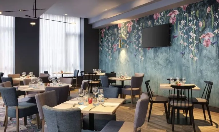 Dining area perfect for coworking at Leonardo Hotel London Croydon.