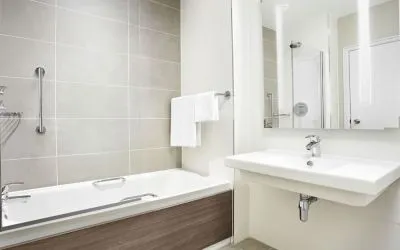 Guest bathroom with shower and tub at Leonardo Hotel And Conference Venue Hinckley Island.