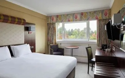 Day use room with natural light at Leonardo Inn Glasgow West End.