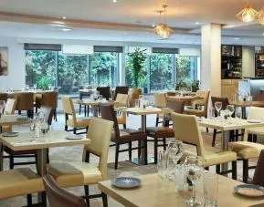 Dining area perfect for coworking at Leonardo Hotel London Heathrow Airport.