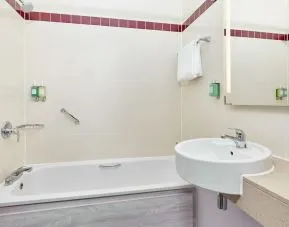 Guest bathroom at Leonardo Hotel Swindon.
