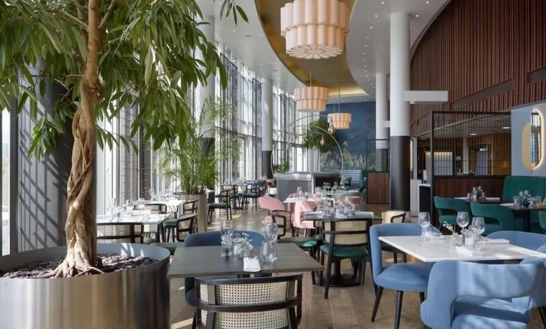 Dining area perfect for coworking at DoubleTree By Hilton London Excel.
