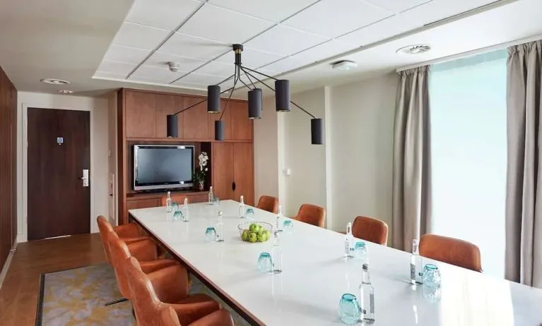 Professional meeting room at DoubleTree By Hilton London Excel.
