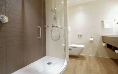 Guest bathroom with shower at Hilton Garden Inn Birmingham Airport.