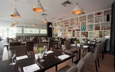 Dining area perfect for coworking at DoubleTree By Hilton Coventry.