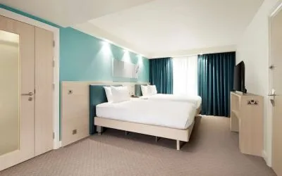 Twin double room with TV screen at the Hampton by Hilton London Docklands.