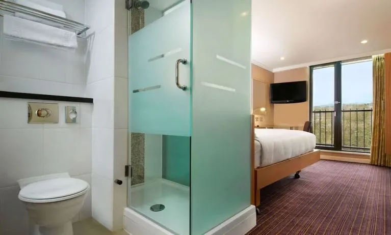 Day use room with TV, work desk and private bathroom at the Hilton Birmingham Metropole.