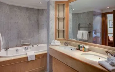 Day use guest bathroom with tub and toiletries at the Hilton Birmingham Metropole.