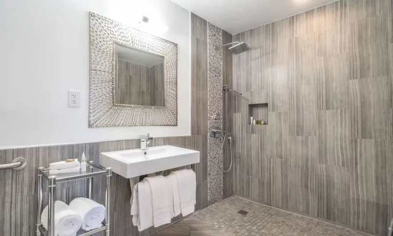 Guest bathroom with shower at Aqua Soleil Hotel & Mineral Water Spa.