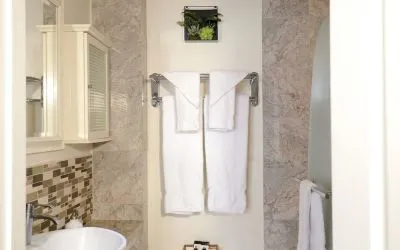 Private guest bathroom with shower at Parc Suites Hotel.