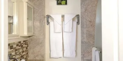 Private guest bathroom with shower at Parc Suites Hotel.