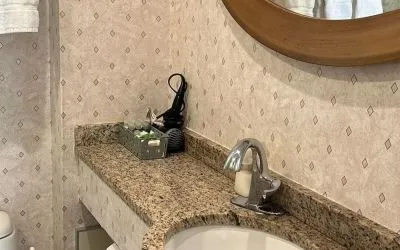 Private guest bathroom at Parc Suites Hotel.